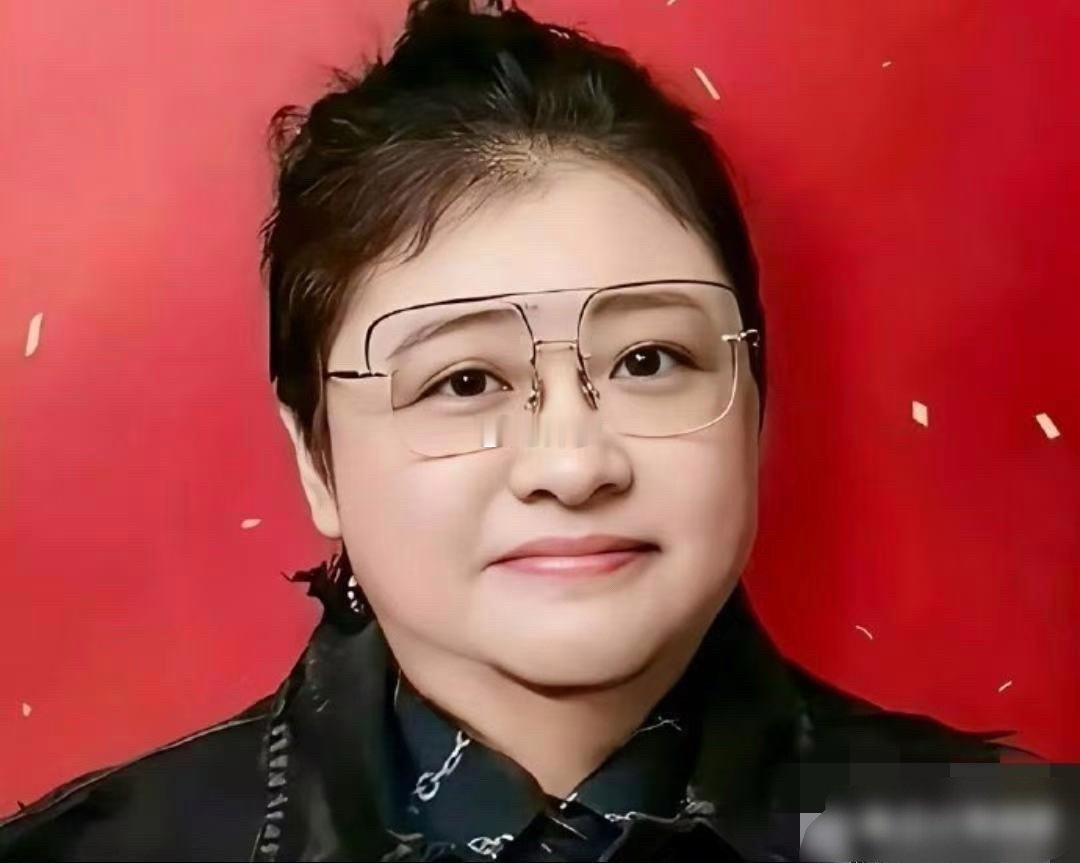 韩红自称以前是校花，我本来不信的，结果一看她18岁军装照，对不起，是我有眼无珠​