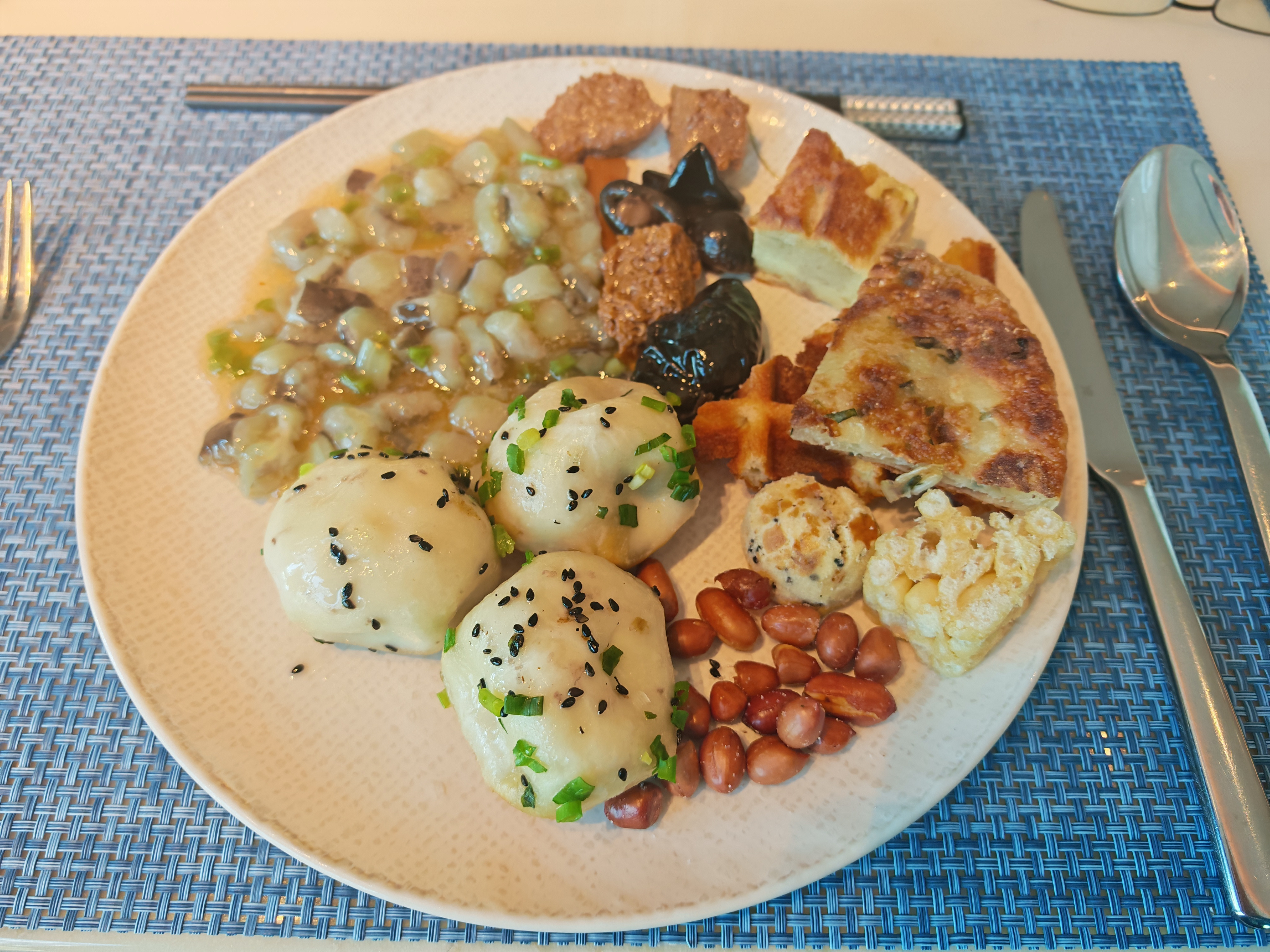 早上好呀老铁们，今天外面天气不错，阳光明媚的，大家早餐都吃了吗？我妈的糊弄学早餐