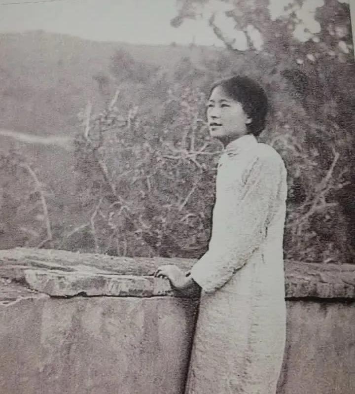 1935年，第三次上香山疗养肺病时的留影，镜头中她穿着旗袍凭栏眺望，虽然依然美丽