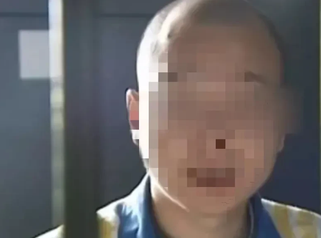 四川成都，正在赶往早市的张大娘意外的接连捡到折叠起来的5张百元纸币，事觉蹊跷的张