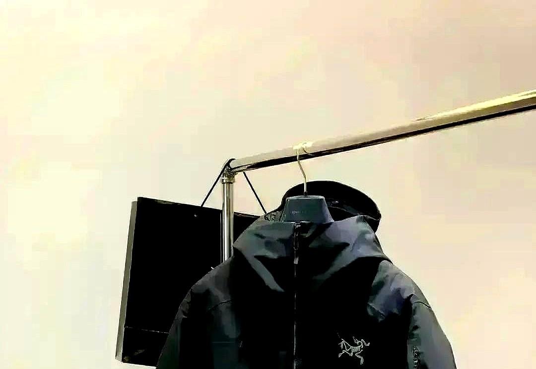 🌙三里屯，一个年轻人刷了8200块买了件始祖鸟，转身就把吊牌撕了，直接扔进垃圾