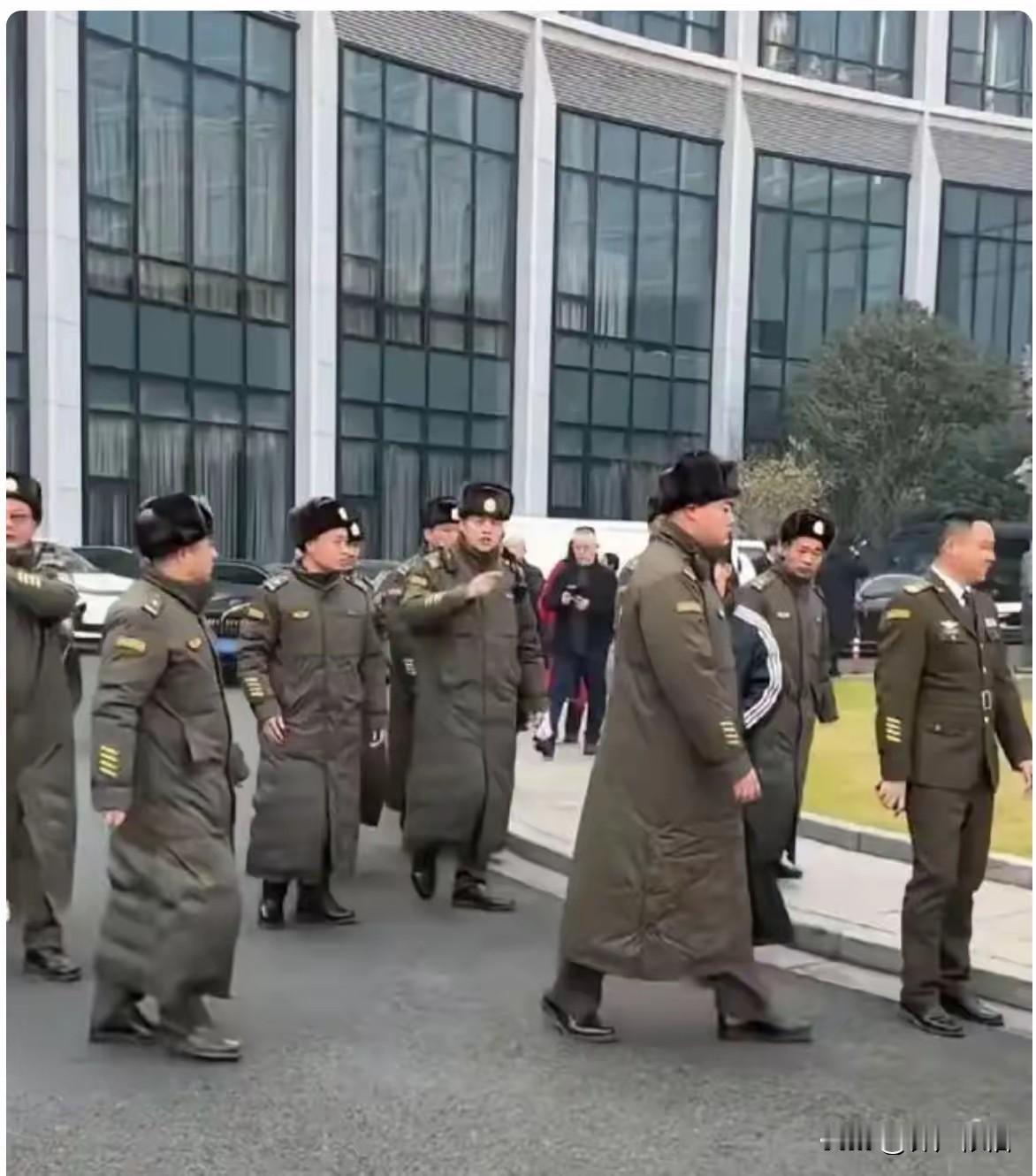 老铁们看看，郭有才结婚现场的保安制服是不是前苏联红军的军服？