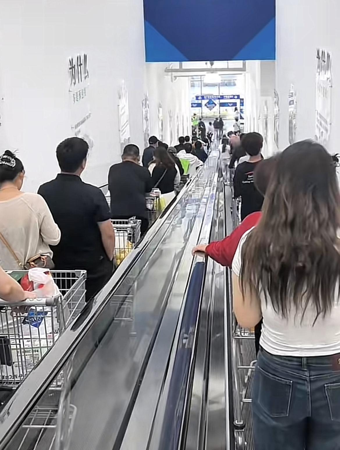 无语了！济南青岛两家山姆会员店刚开业一个周，就传出不好的消息，疑似有人在购物区吃