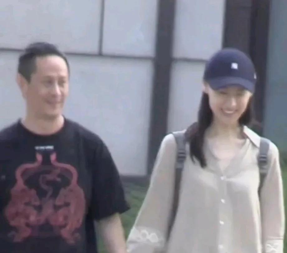 原来梁洛施牵手逛街的人，就是当年差点演了段誉的马浴柯！兰州回族人，79年的，比梁