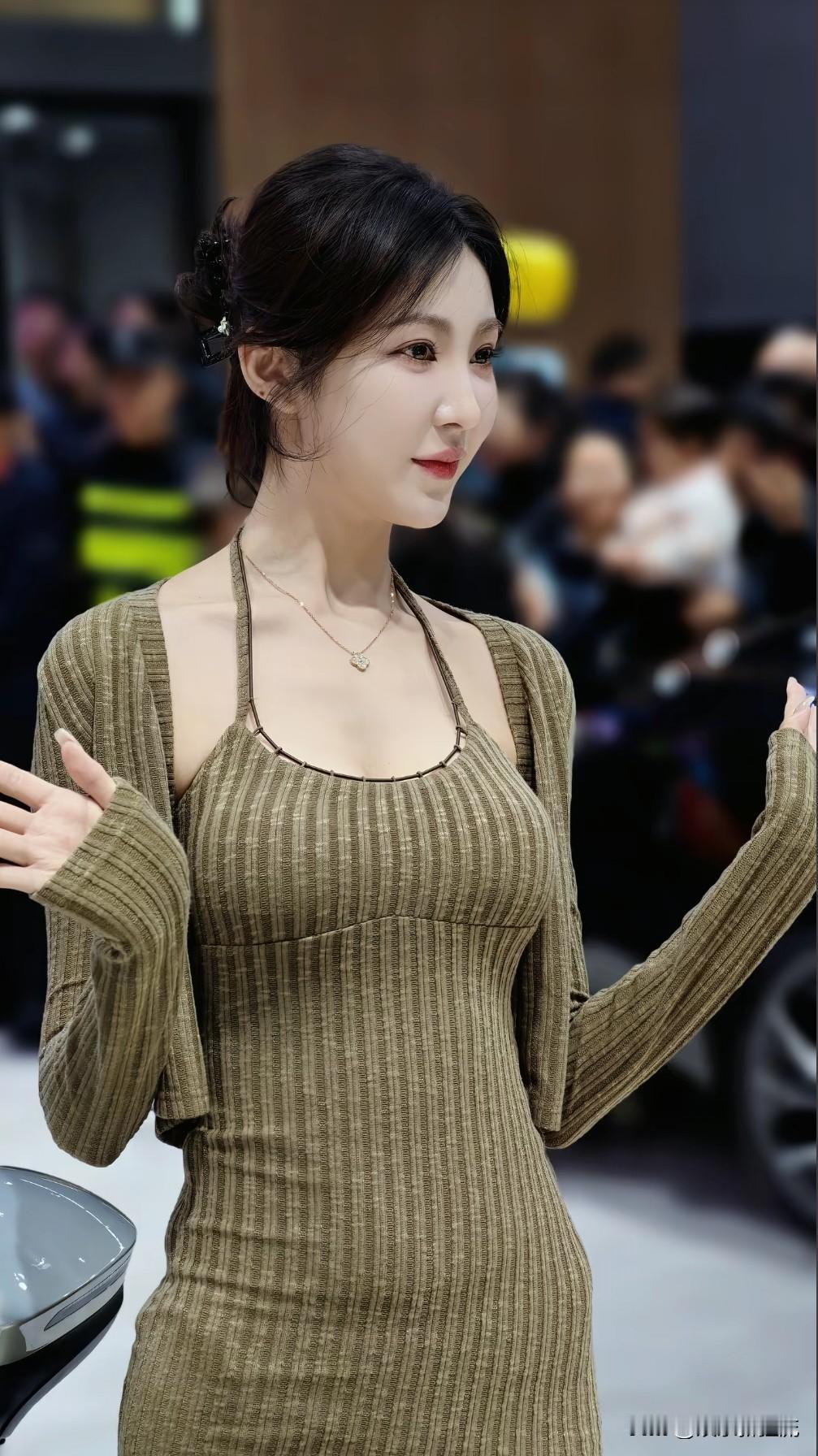 模特小雪花，车展最美女佳丽之一，因为白皙貌美，被网友称为“冰雪女王”，常以优雅长