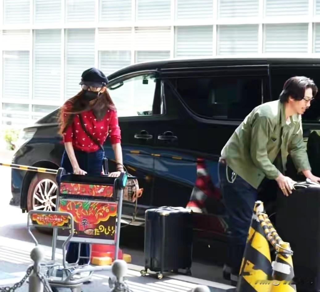 大家都不要猜测了51岁林志玲和老公的关系来给大家揭秘，他们不是单方面的爱恋，