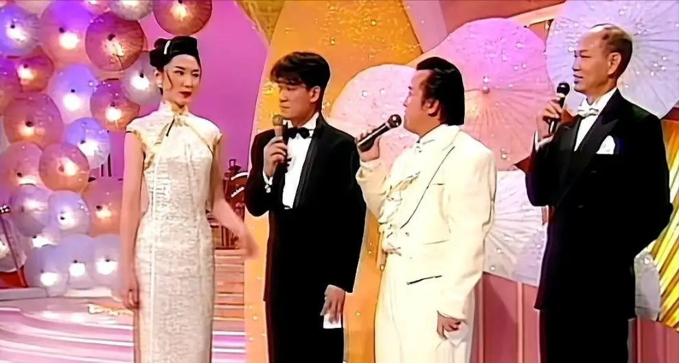 1995年香港国际华裔小姐决赛直播，22岁台北女孩谷祥铃夺冠。本该签约TVB、拍剧出唱片，星途坦荡，