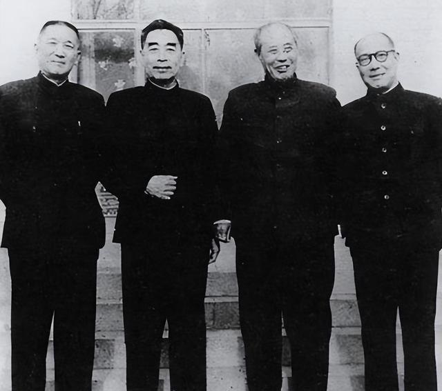 1969年张治中病逝，周总理参加告别仪式后，找张治中子女单独谈话：“你父亲生前保