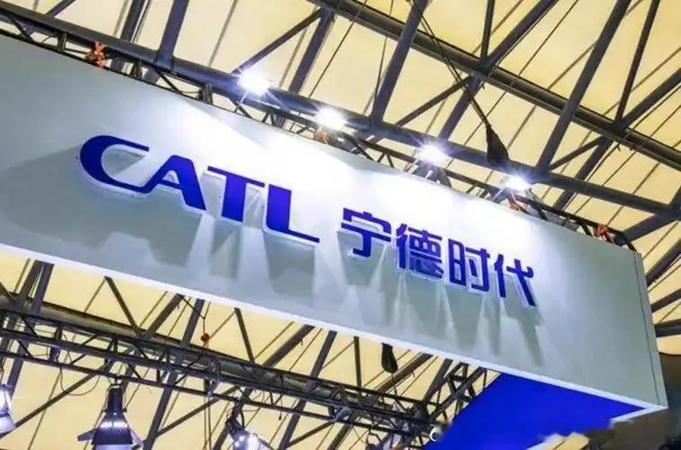 宁德时代股价持续下行，“市值蒸发7000亿”引发热议。9月23日该股收报301元，跌幅1.19%，总