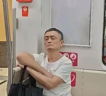 在地铁上看到很惊讶的一幕，这种人怎么会独自出来坐地铁呢，不应该是身边有豪车接送的