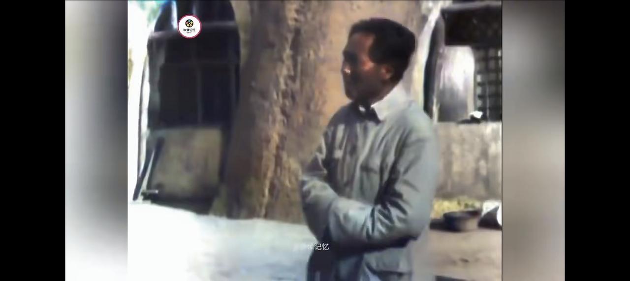 毛主席双手通袖：陕北窑洞的永恒记忆！长征结束，红军一穷二白，毛主席和大家一样，