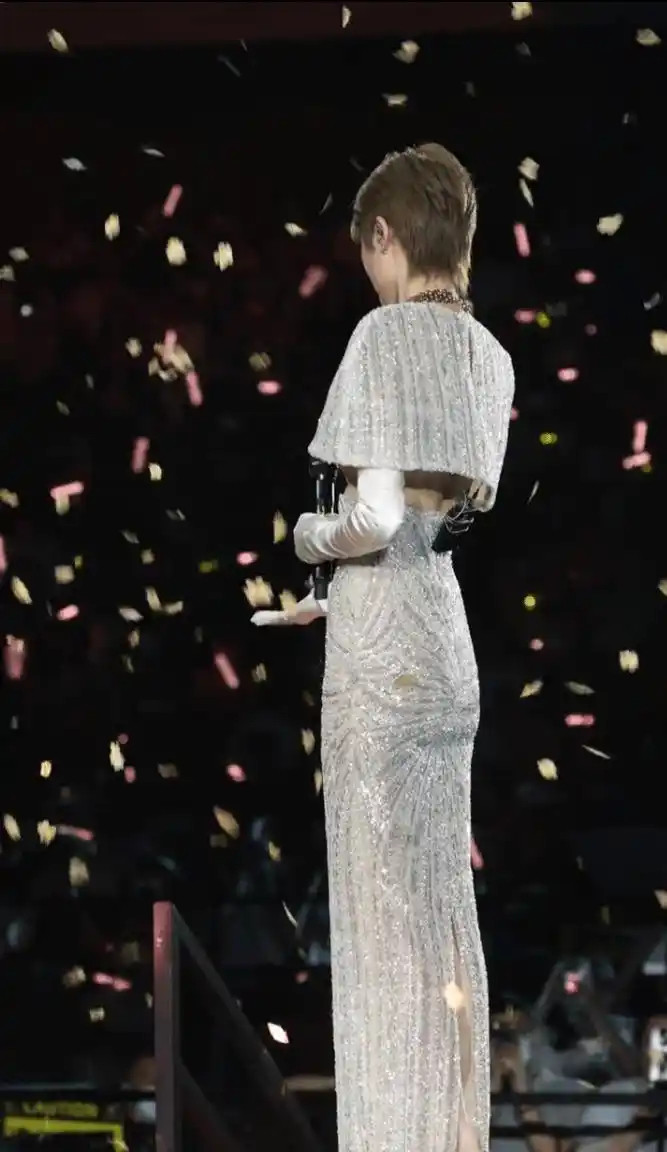 李宇春突然这么穿我都有点不习惯，那天刷到李宇春南京演唱会生图的时候，我被震惊到了