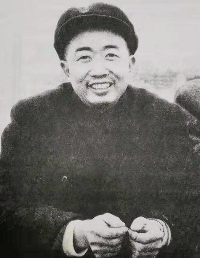 1952年，朝鲜战场上，志愿军抓获了一名间谍，搜身时，志愿军战士在间谍胸前一摸，