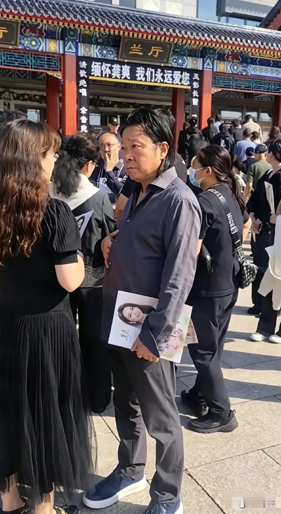 龚爽告别仪式当天，卞留念低调现身。现场有人注意到，他停留的时间并不短。