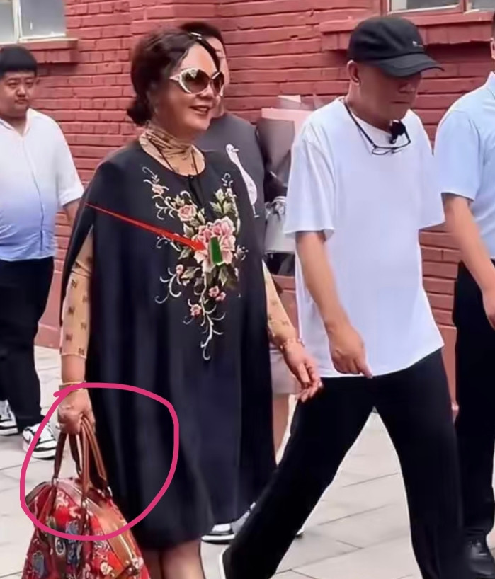 杨议妻子孟真高调参加杨少华葬礼恭恭敬敬磕头4下，实在是有仁有义但是网友瞬