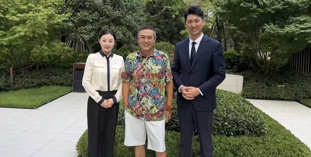 张嘉译成都买房引热议！8月21日，好久都没有露脸的张嘉译突然冲上了热搜，被网