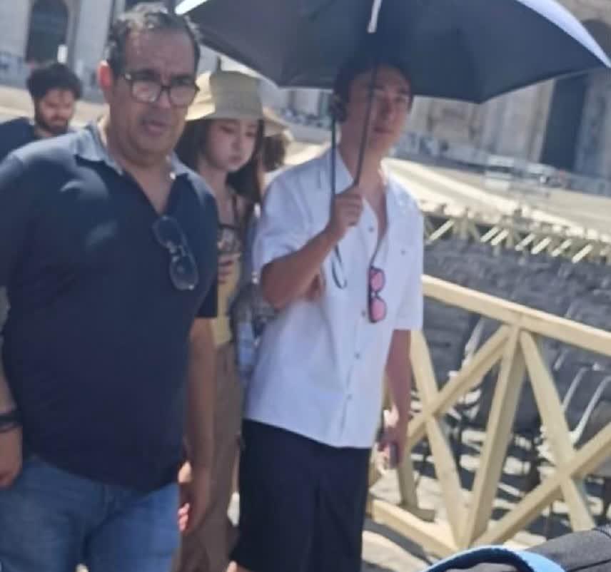 王思聪和女友懒懒在罗马旅游被偶遇，他看起来瘦了好多，就是脸太奇怪了，颜值真的好低