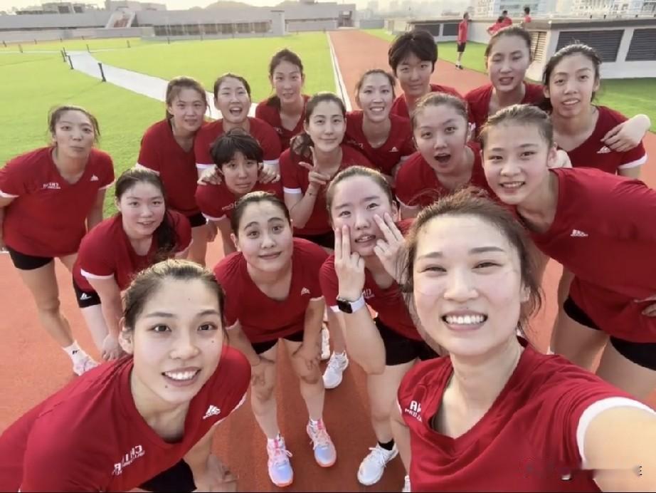 王梦洁用一张相片说明4个真相1.中国女排现在的队伍没有饭圈，团结友爱十分和谐
