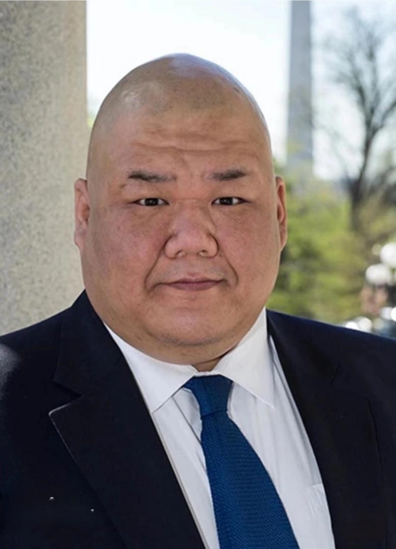 这人肥头大耳，体态臃肿，一脸恶相，看着绝非善类。他就是美国白宫通讯总监、联络办公