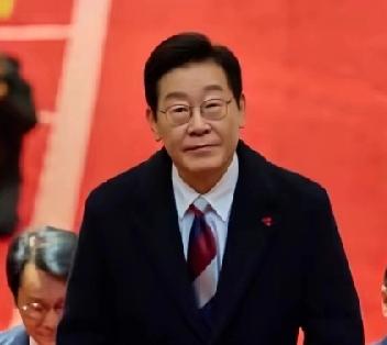 李在明重回青瓦台，不惧魔咒！而且魔咒也不灵了，尹锡悦大费周折，搬到龙山总统府，还