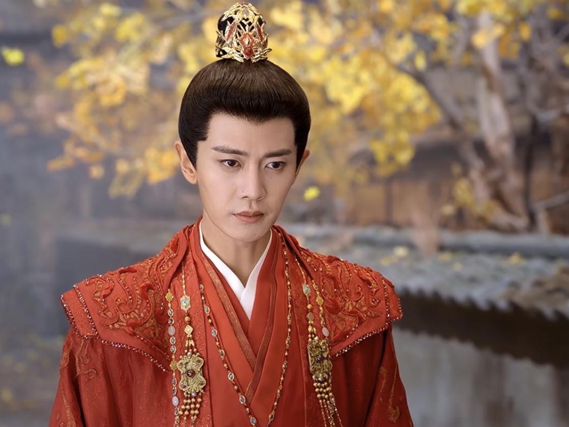 任嘉伦的《佳偶天成》稳得一批，看了两集看进去了，是在认认真真的讲故事。而且这个故