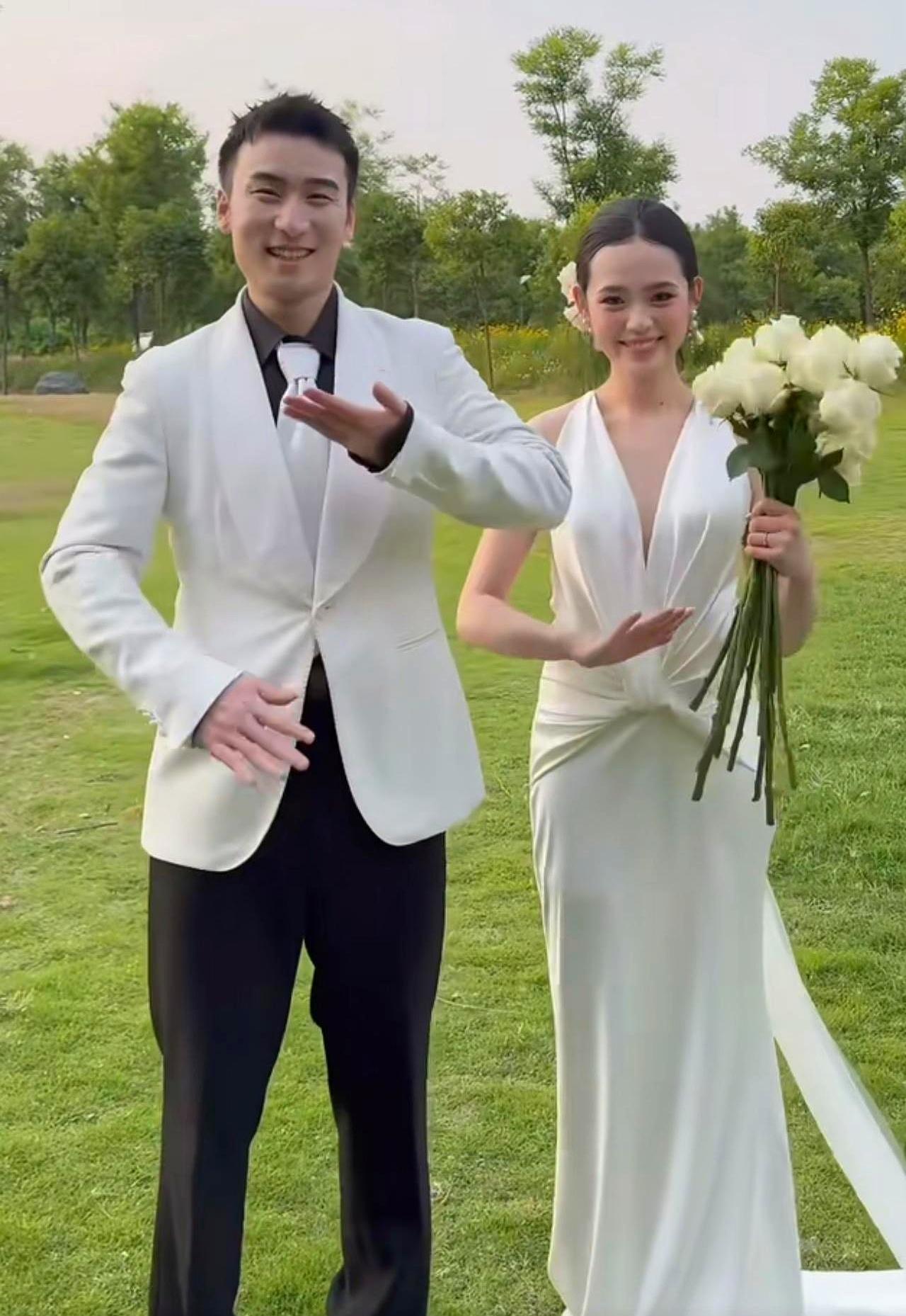 等了这么久，牛冠凯这回终于把新娘冬妍正式带出来了。说真的，照片一出来大家都懂了