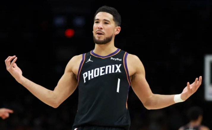 NBA官方今日宣布，太阳后卫德文-布克因公开批评裁判被罚款35000美元。NB