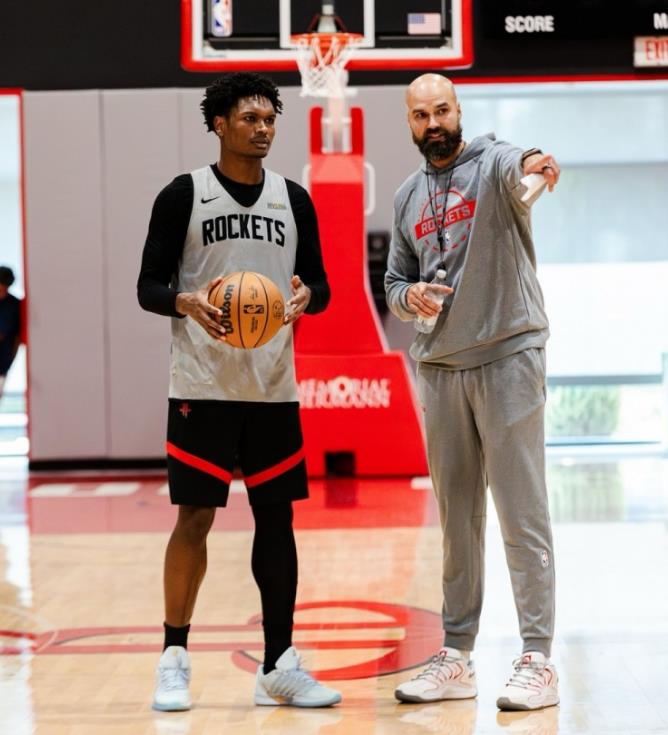 火箭队前一场不敌掘金队，他们西部前四的位置似乎也有点危险了，火箭队主帅乌度卡临场