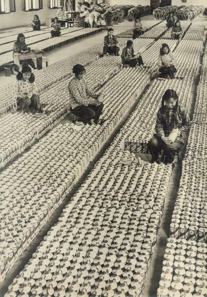 1959年，贵州。茅台酒厂的女工