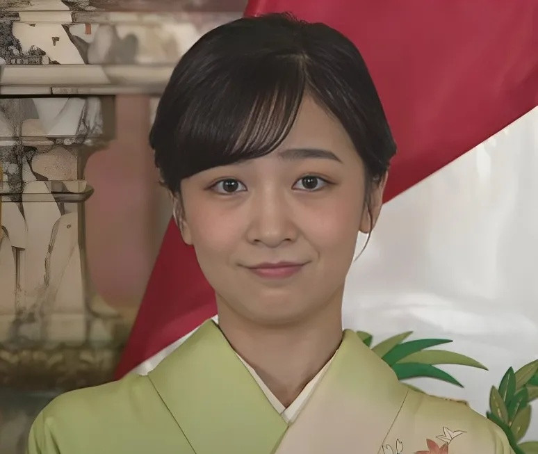 一点都不美，这位嘴巴都闭不上的女人叫佳子公主，近来日本王室派她四处出访，每次她都