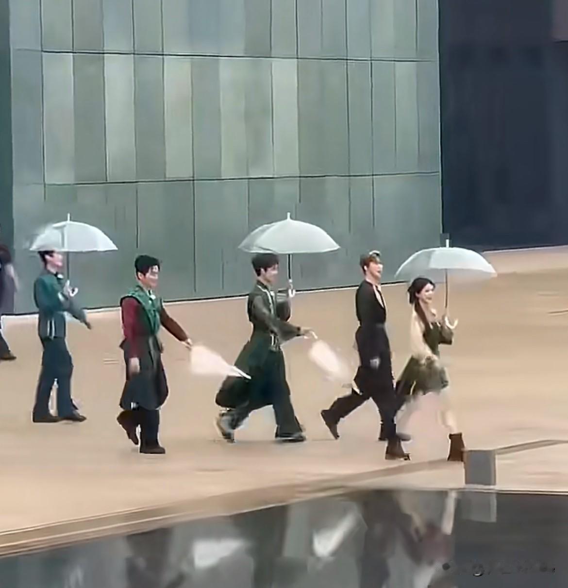 5月16日，李晨，大哥还得是大哥！跑男路透，李晨没有伞，接过李昀锐送过来的伞后
