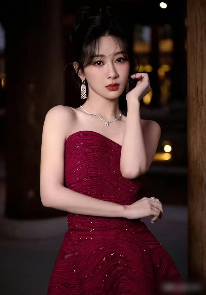 杨紫要带熟人上《花少9》，芒果台这次把撕逼剧本直接扔了。总导演李超亲口说，第九