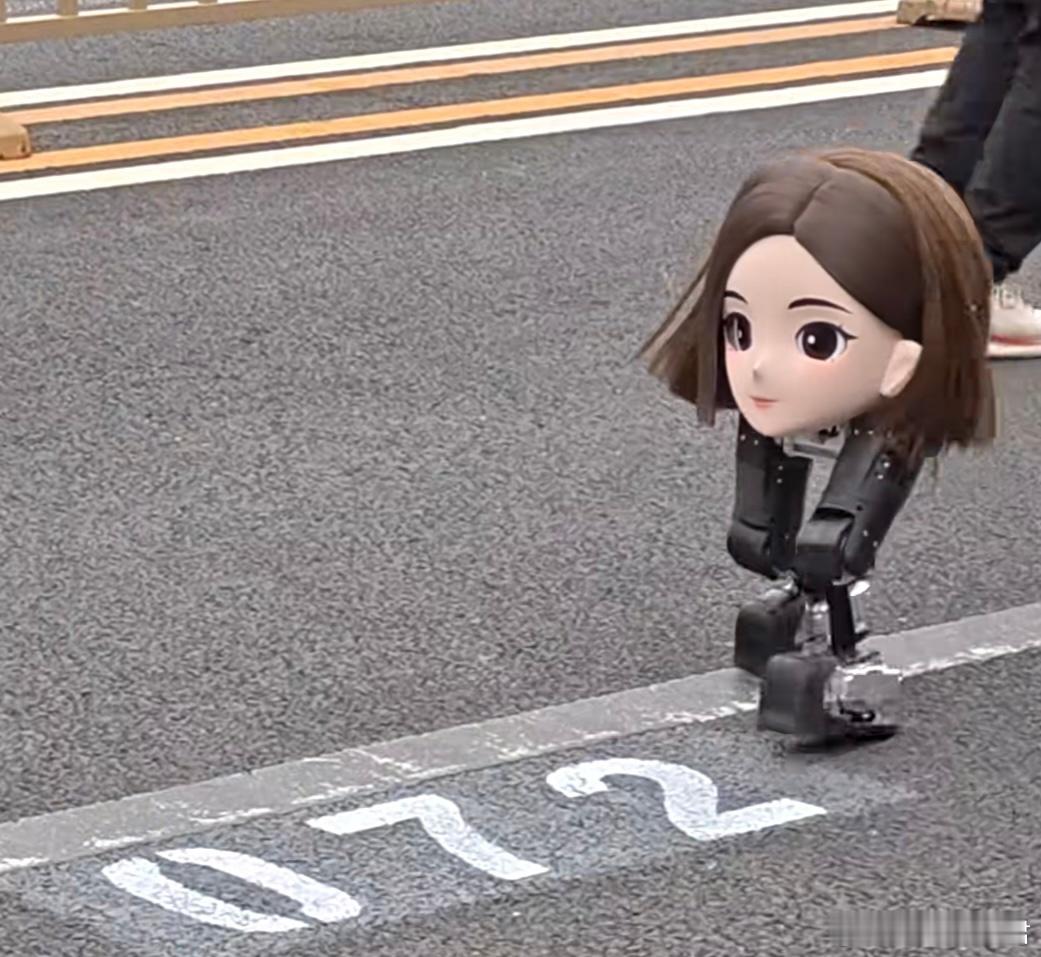 机器人都跑出残影了没断奶的机器人，禁止进入赛场，一个背着奶瓶，一个大头娃娃，干啥