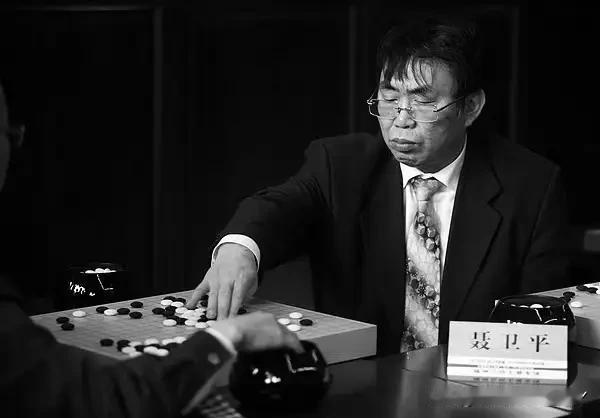 中国“棋圣”聂卫平走了，享年74岁。消息传来，多少人心里像压了块石头，沉甸甸的。