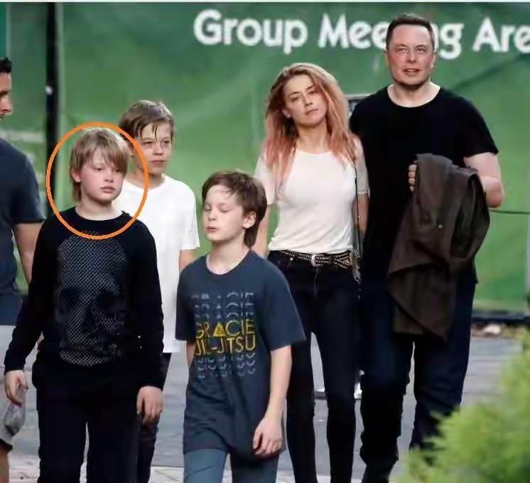 马斯克大儿子是长子，老话说头尾是宝，中间是草。对于长子，马斯克一定也百般宠爱过。