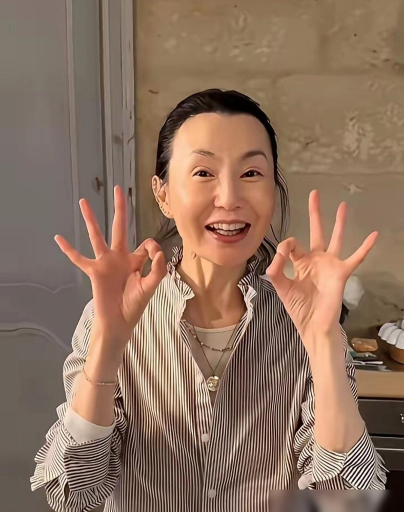 61岁张曼玉敢露满脸皱纹，戳穿多少女星的假体面！同期成名的港星，全是这个路子。71岁林青霞满头白发开