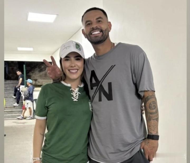 【11岁就当爹了，哥伦比亚国脚卡多纳33岁，女儿22岁】据报道，卡多纳的女儿叫做