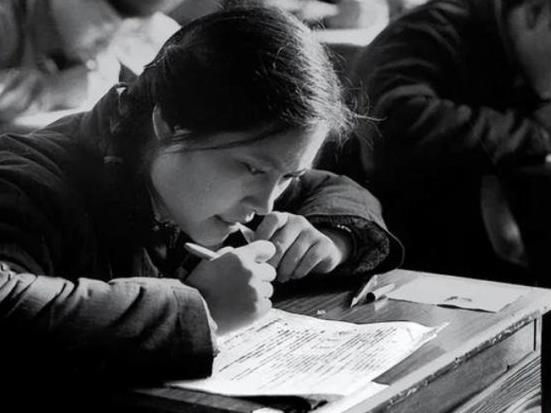 ☁1977年，女知青李雪梅满心憧憬地准备高考，却没想到丈夫给她下了安眠药，