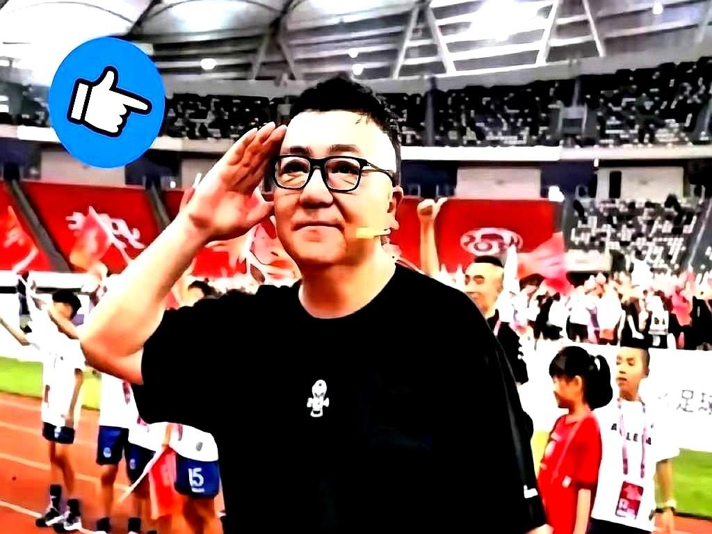 董路跟他带了九年的“天才足球少年”孙臣曦，掰了。孩子没考上清华附中，他爸二话不