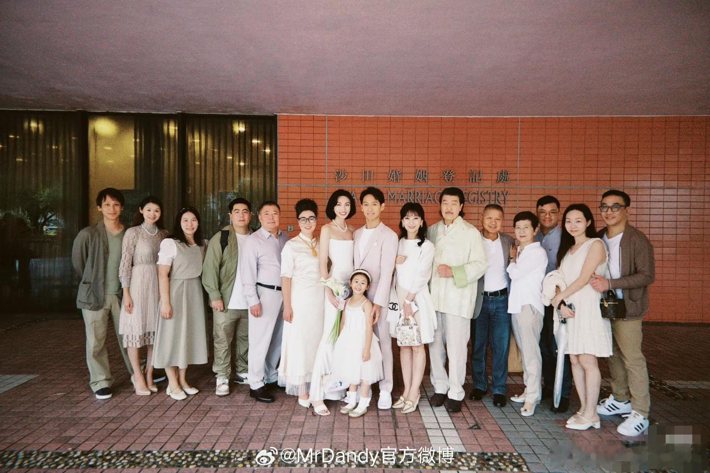 赵雅芝全家福赵雅芝的美貌大家早已过目不忘，这么多年却还是第一次见她的全家福，一