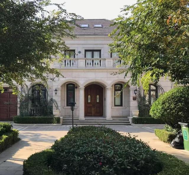 青岛玫瑰园2222万豪宅骨折价1394万成交！五位富豪挤牙膏式举牌背后：现金流正