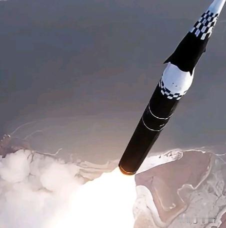 凌晨一点朝鲜向日本发射导弹，这可不是小事。这些年朝鲜半岛局势一直紧张，此前朝鲜无