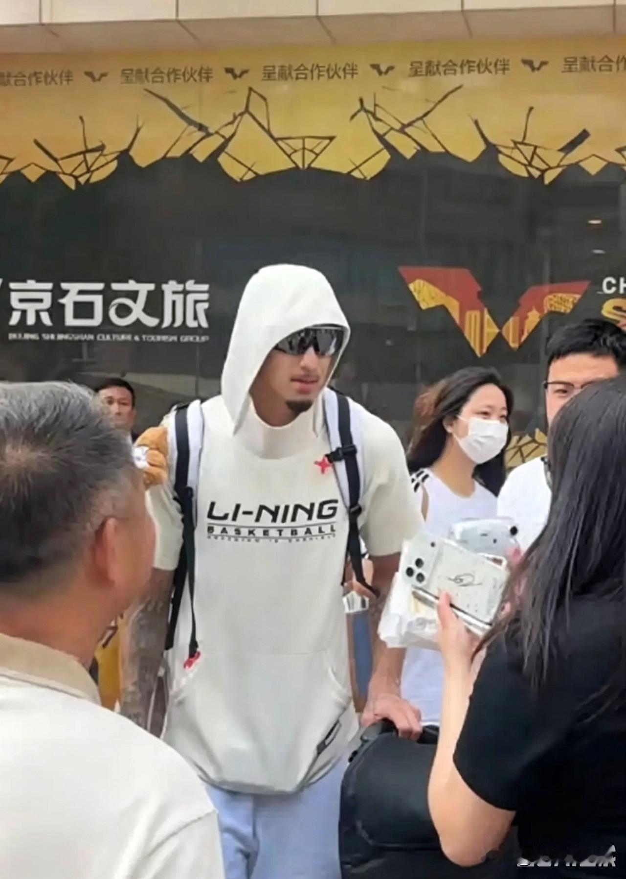 广东结束赛程，返回东莞，奎因收到NBA试训邀请！今天上午10时30分，广东队