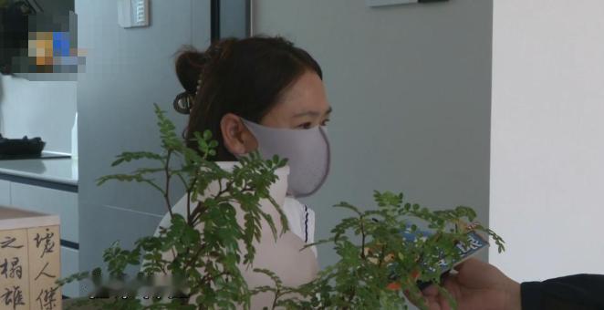 “身子，车和钱都搭进去了！”浙江金华，一名女子卖夜宵，生意不好想把摊位转出去，男