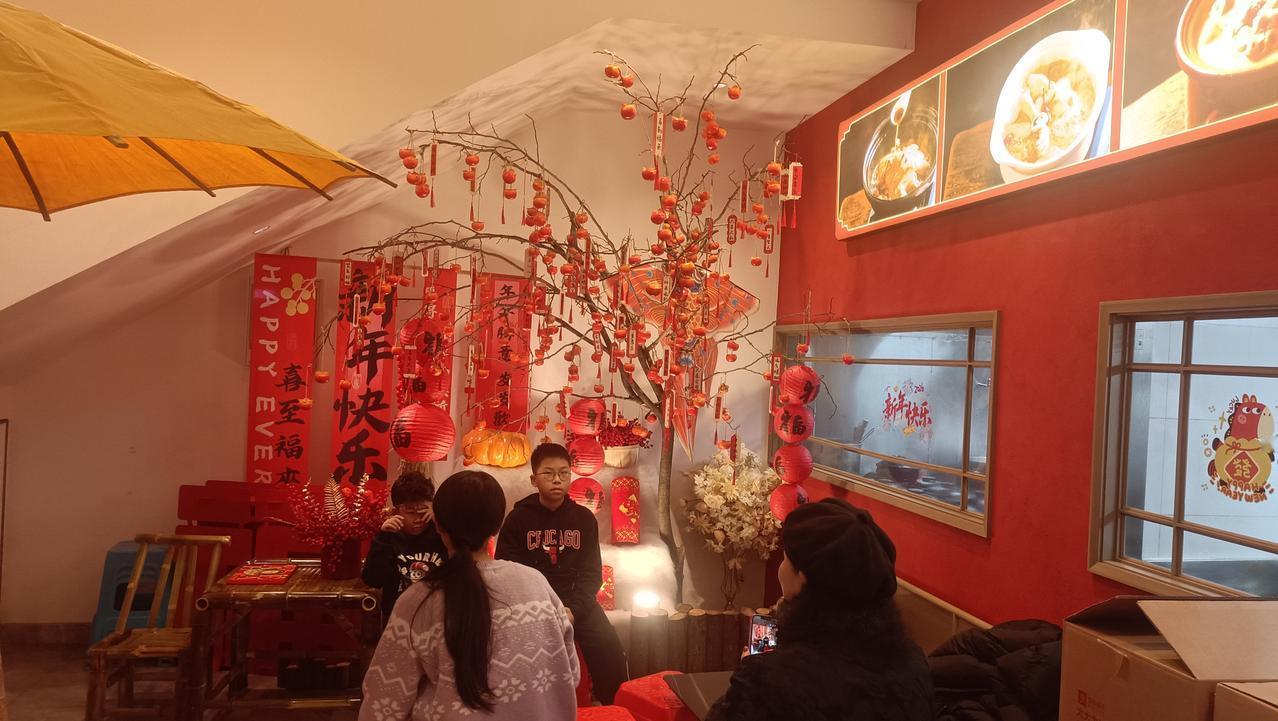 今天团年，在武汉聚餐。这是小姨每年都操心组织的，要不是她张罗，这个大家庭恐怕都