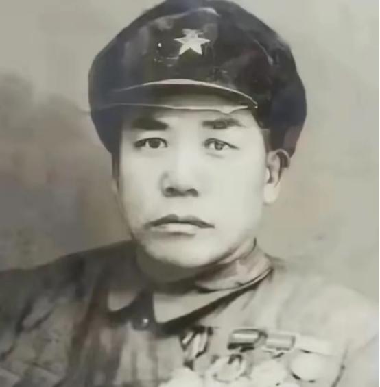 1955年秋天，罗荣桓抱着授衔名单的卷宗走进毛主席办公室。毛主席翻到第七页，突然