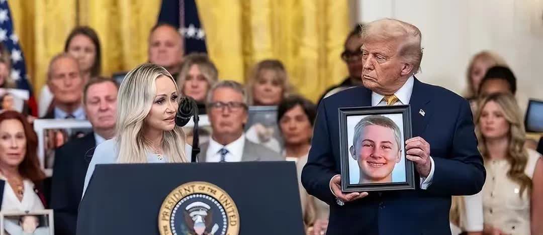特朗普举着孩子照片，对哭泣的母亲承诺：我相信中国会执行死刑的当地7月16日，