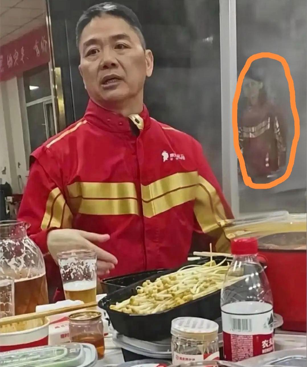 不知大家是否刷到过刘强东请快递员吃饭的视频？在大部分男同事坐前排大快朵颐的同