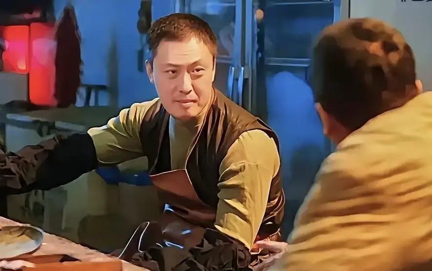 你身边那个最不起眼的人，可能正握着能毁掉你一生的刀。老刘，一个在市场里杀鱼的摊