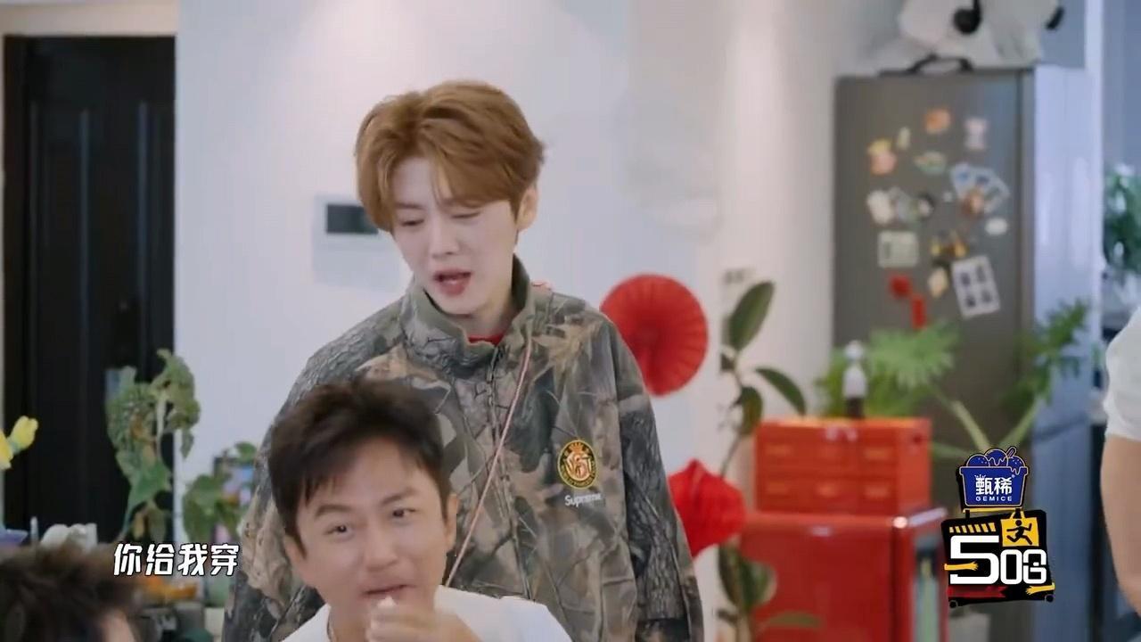 邓超鹿晗父子组穿裤子鹿晗听到超哥抽到的用脚穿裤子一脸嫌弃，“为什么我也是第一棒